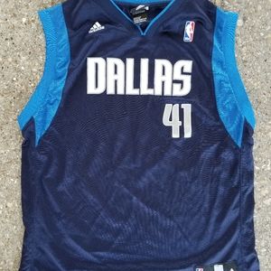 Dirk Nowitzki Dallas Mavericks basketball jersey